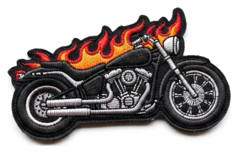 Le même écusson moto flammes en version brodée, relief du fil