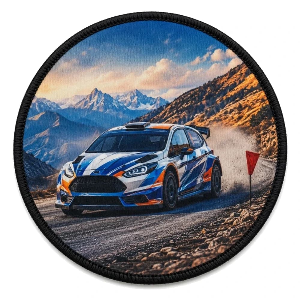 Écusson imprimé rond, photographie d'une voiture de rallye sur piste de montagne
